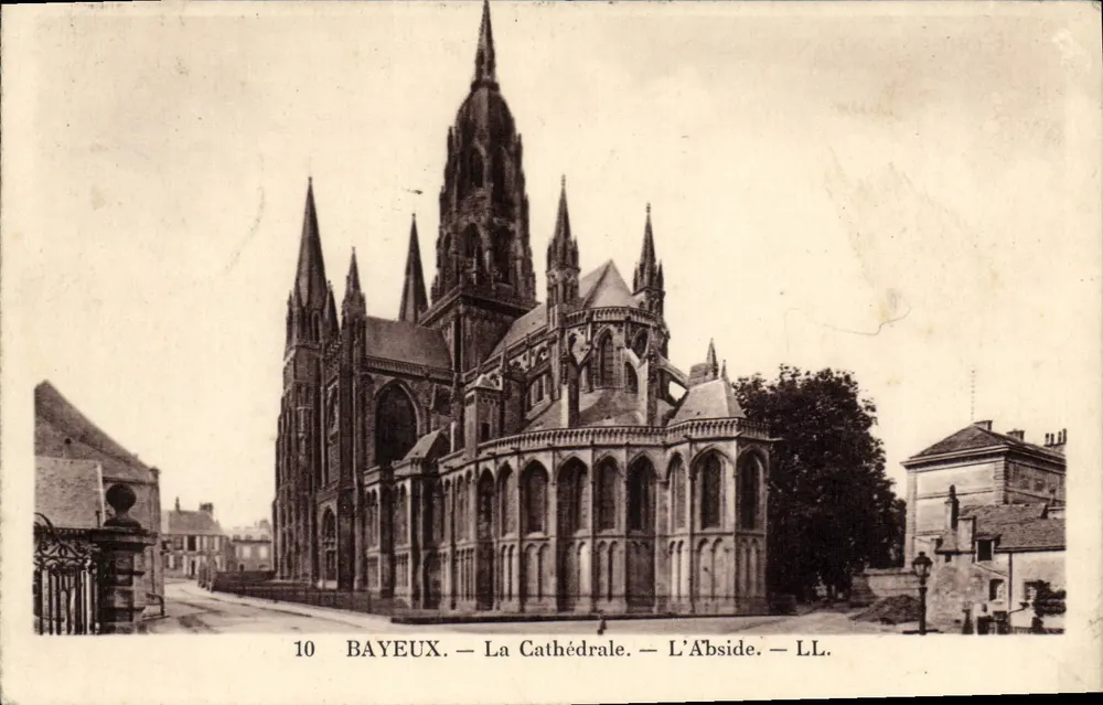 Bayeux — A Catedral — A Abside — LL. - Frente