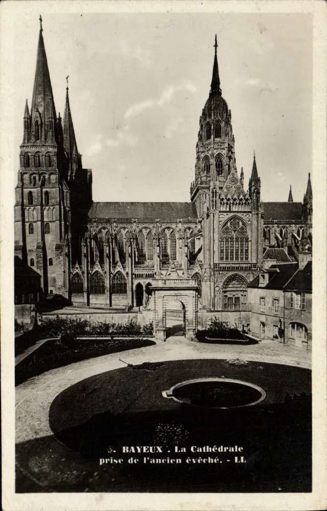 Bayeux — Die Kathedrale vom alten Bischofspalast — LL - Vorderseite