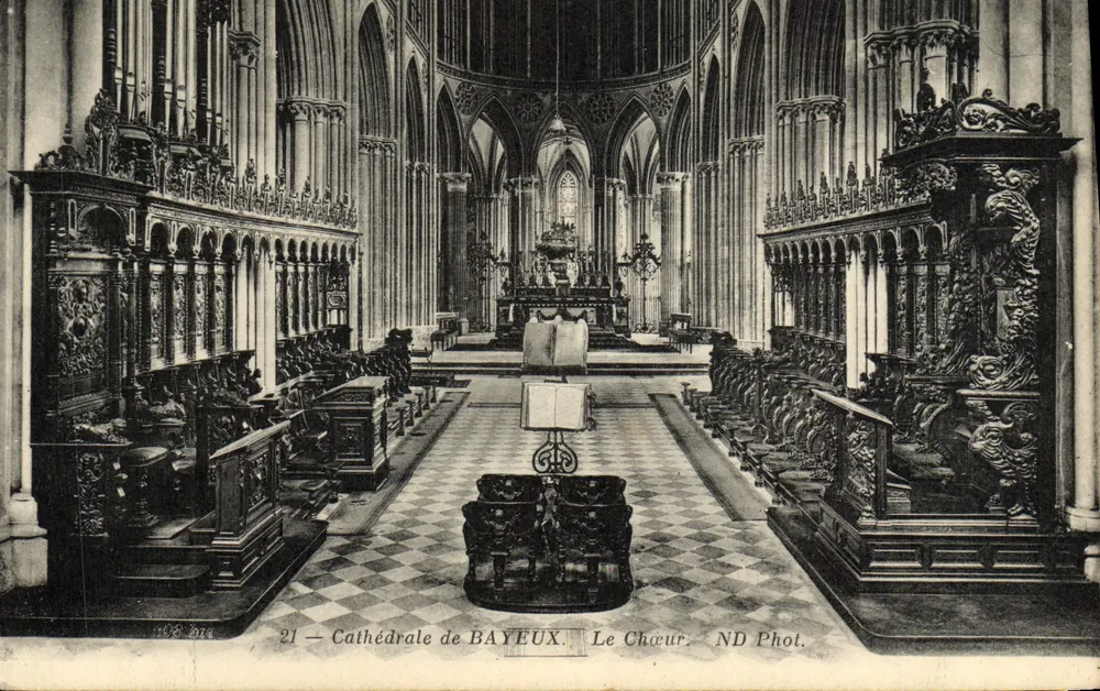 Catedral de Bayeux — O Coro — ND Phot. - Frente