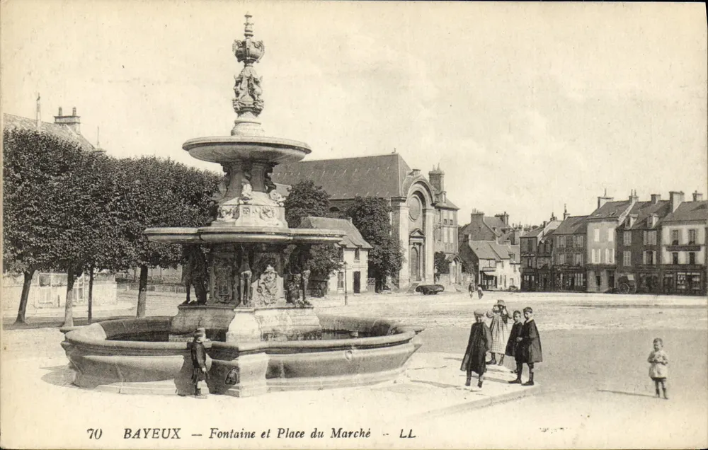 Bayeux — Fontäne und Marktplatz — LL - Vorderseite