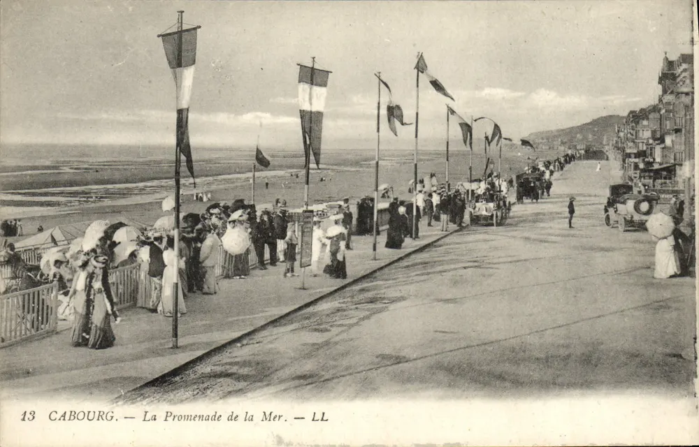 Cabourg — A Promenade de la Mer — LL - Frente