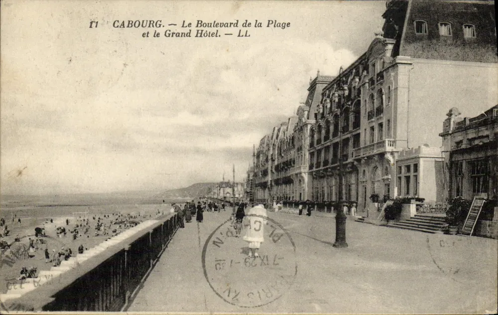 Cabourg — Le Boulevard de la Plage et le Grand Hôtel — LL - Recto