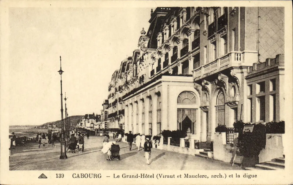 Cabourg — Das Grand-Hôtel (Viraut et Mauclerc, Arch.) und der Deich - Vorderseite