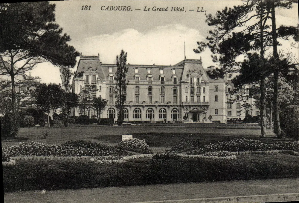 Cabourg — O Grand Hotel — LL. — n° 181 - Frente