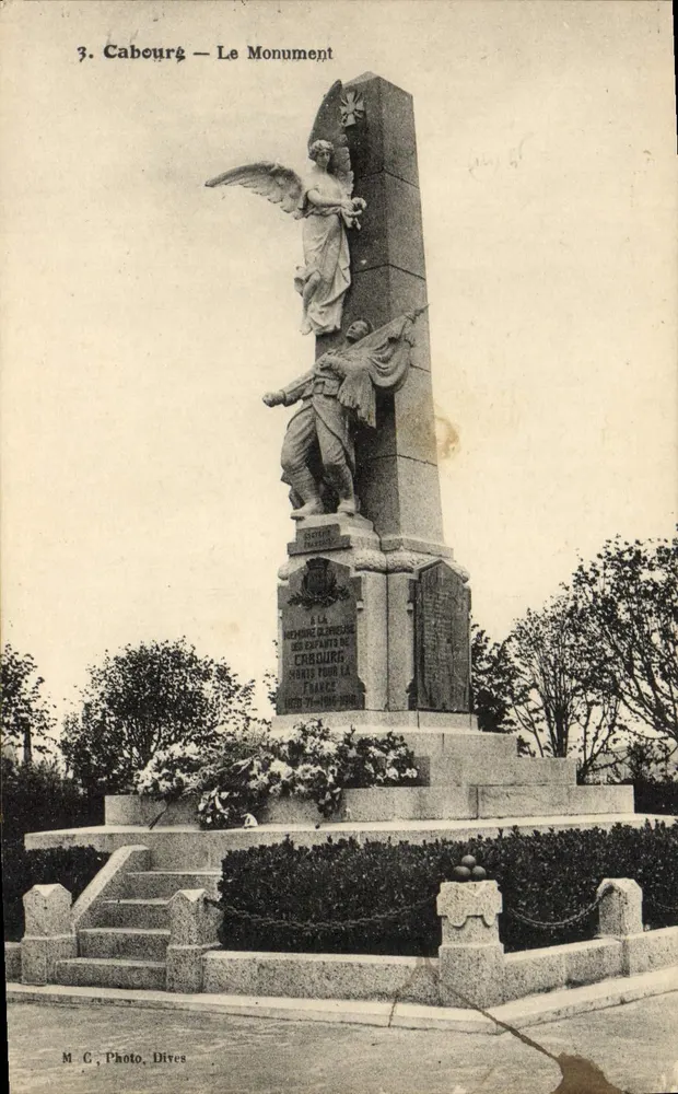 Cabourg — O Monumento — M. C. Photo, Dives - Frente
