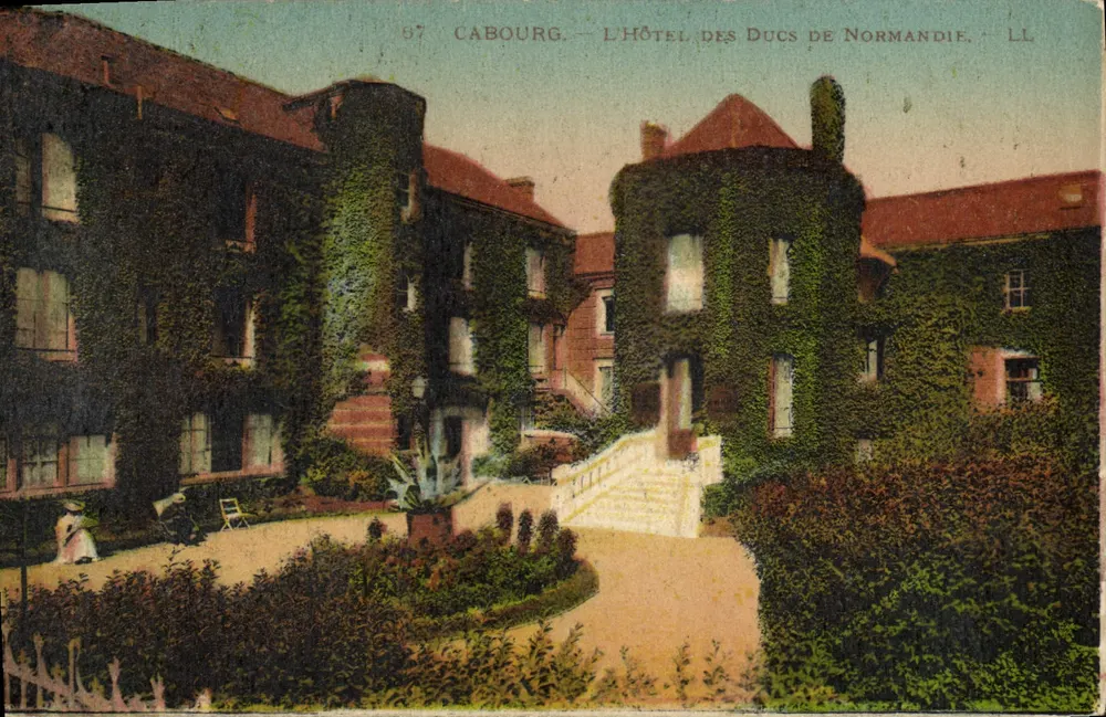 Cabourg — Das Hotel der Herzöge von Normandie — LL - Vorderseite