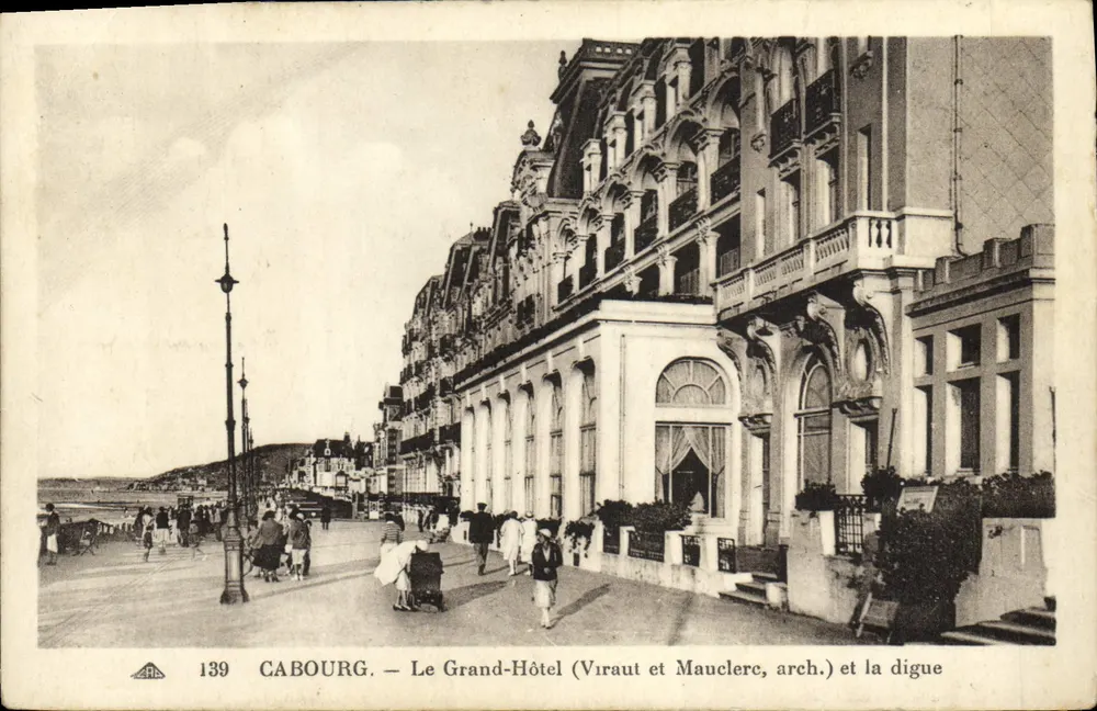 Cabourg — O Grand-Hôtel (Viraut e Mauclerc, arq.) e a dique - Frente