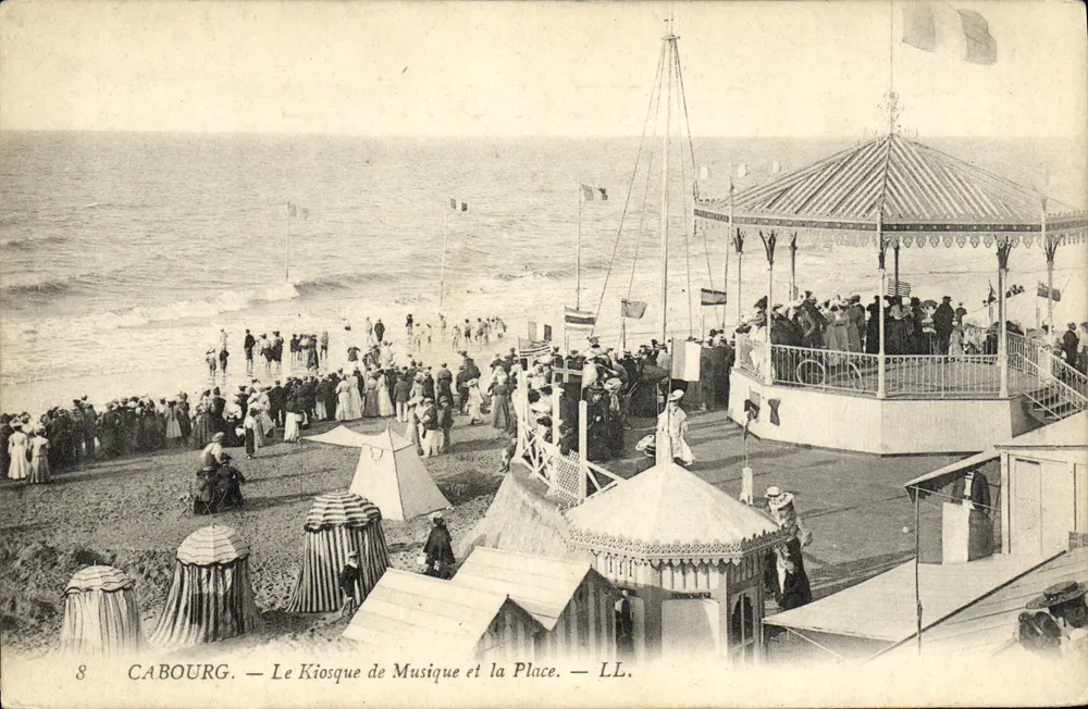 Cabourg — Der Musikkiosk und der Platz — LL. - Vorderseite