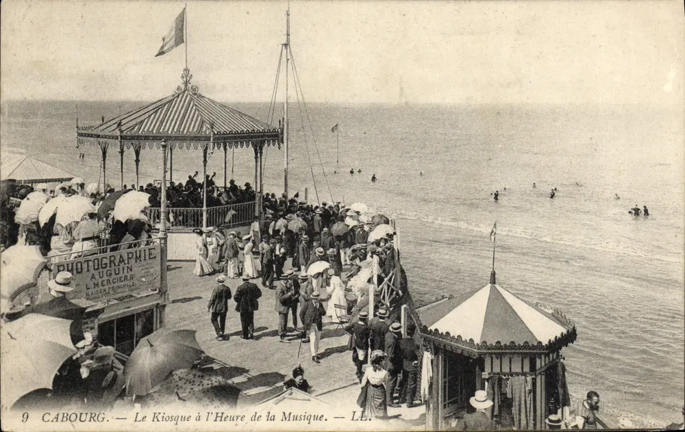 Cabourg — Der Musikkiosk zur Musikstunde — Photographie Auguin L. Merciers, Maison Principale - Vorderseite