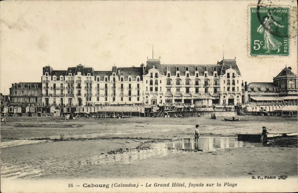 Cabourg (Calvados) — Das Grand Hotel, Fassade zum Strand — B.F. Paris n°24 - Vorderseite