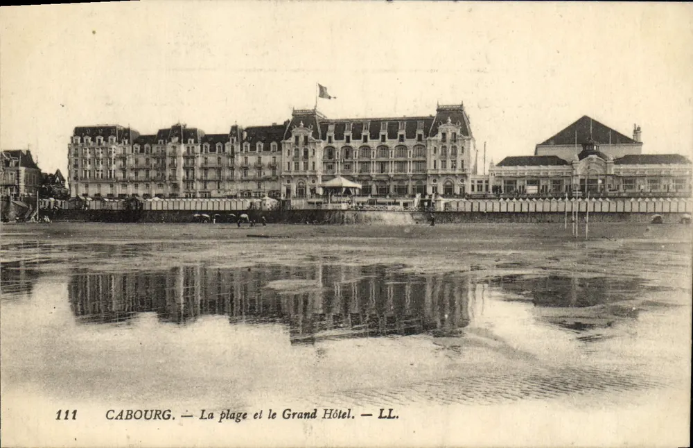 Cabourg — Der Strand und das Grand Hotel — LL. — Nr. 111 - Vorderseite