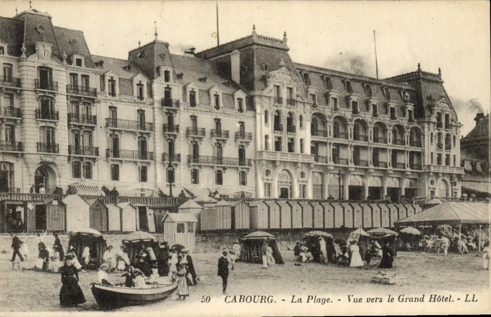Cabourg - Die Strandpromenade - Blick zum Grand Hotel - LL - Vorderseite