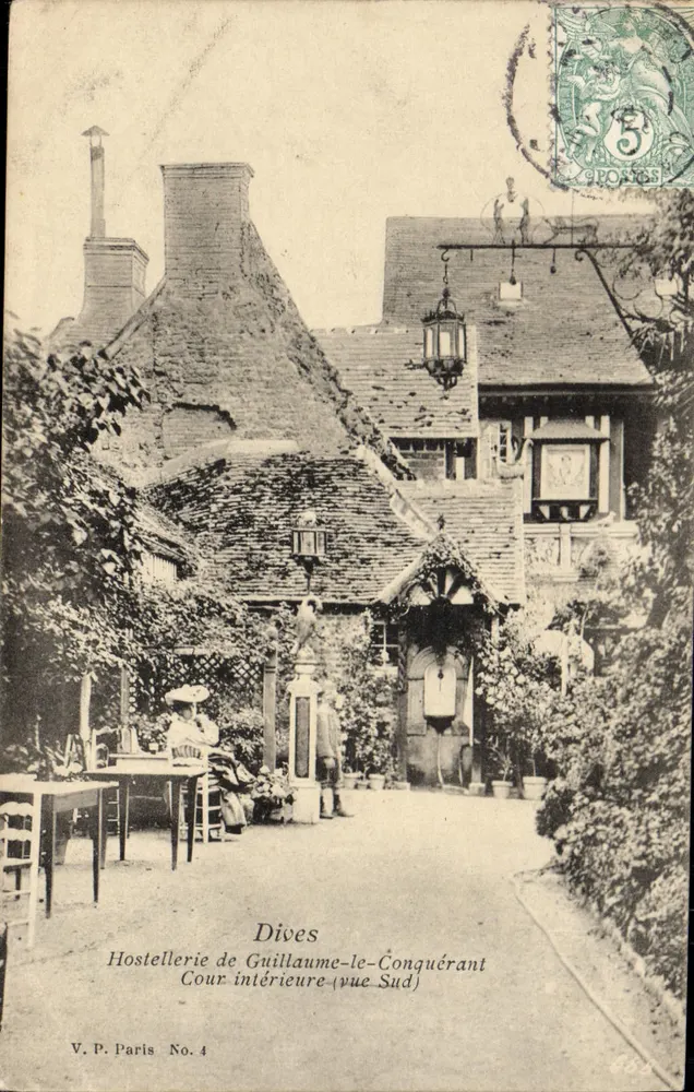 Dives - Hostellerie de Guillaume-le-Conquérant - Cour intérieure (vue Sud) — V.P. Paris No. 4 - Frente