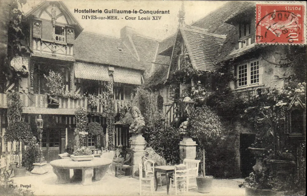Hostellerie Guillaume-le-Conquérant — Dives-sur-Mer — Cour Louis XIV — Foto von Postel - Vorderseite