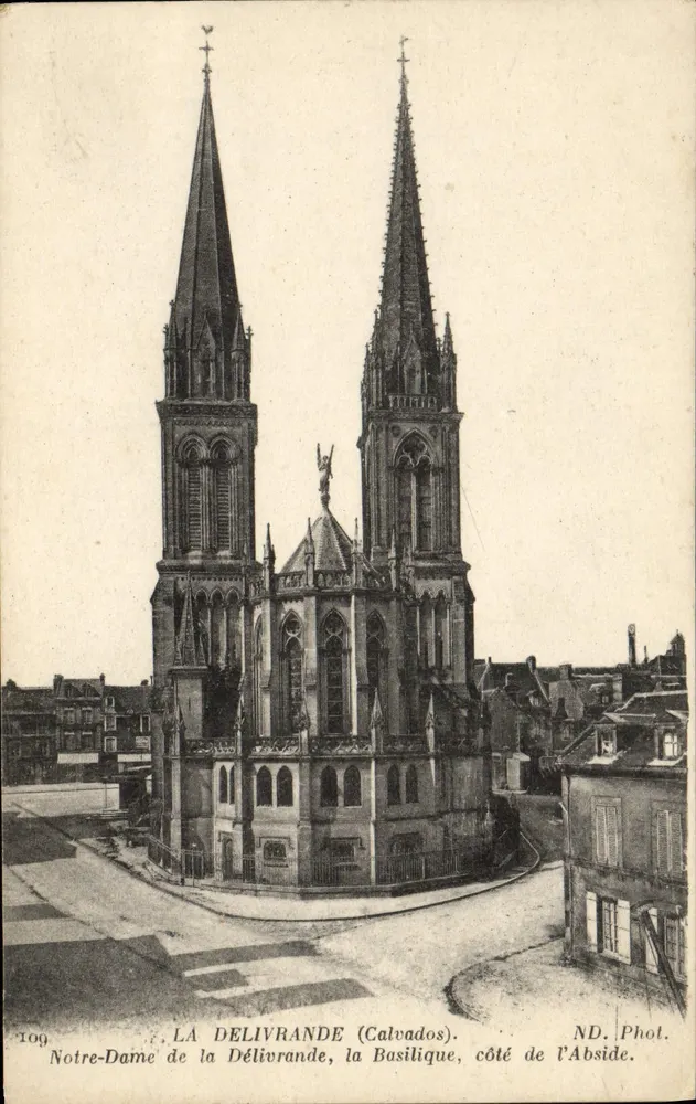 Notre-Dame de la Délivrande (Calvados) — Basilika, Seite der Apse — ND. Phol. - Vorderseite