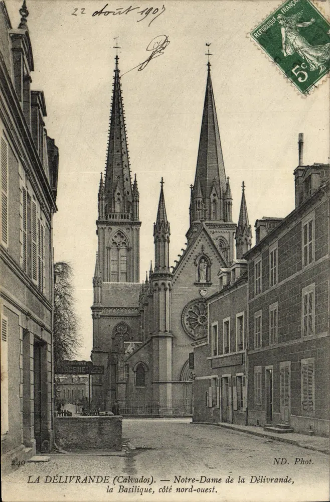 La Délivrande (Calvados) — Notre-Dame de la Délivrande, die Basilika, Nordwestseite. ND. Phot. - Vorderseite