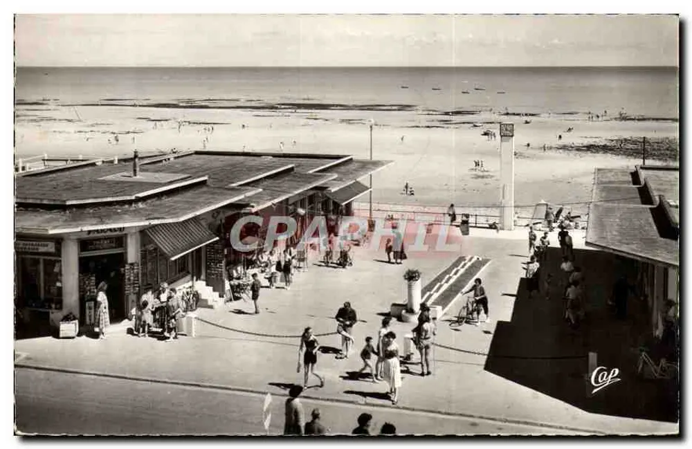 Strand von Luc-sur-Mer — Blick auf den Strandabstieg und die Uhr — Verlag Cap - Vorderseite