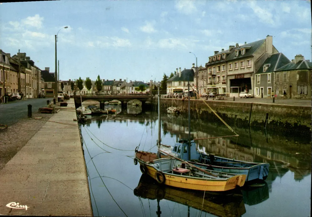 Isigny-sur-Mer — vista do porto com barcos — Cing - Frente
