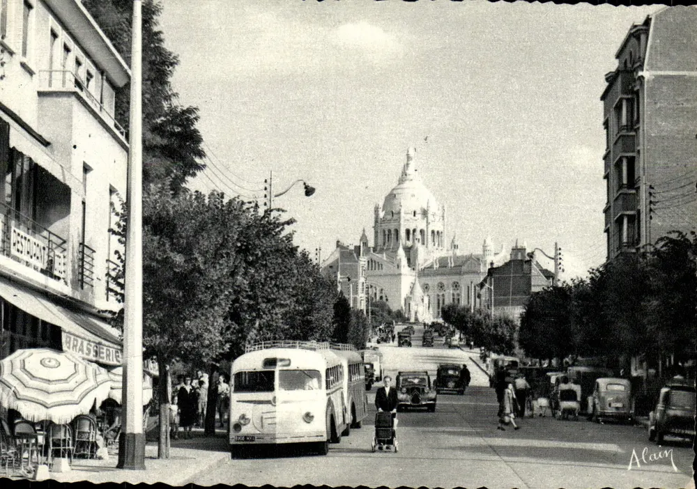 Lisieux (Calvados) — Avenida da Basílica — Impressões da França - Frente