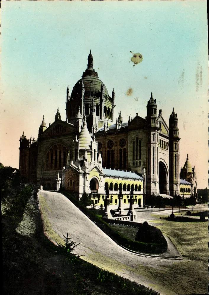Basílica de Lisieux — Perspectiva da entrada do parvis — BBL - Frente