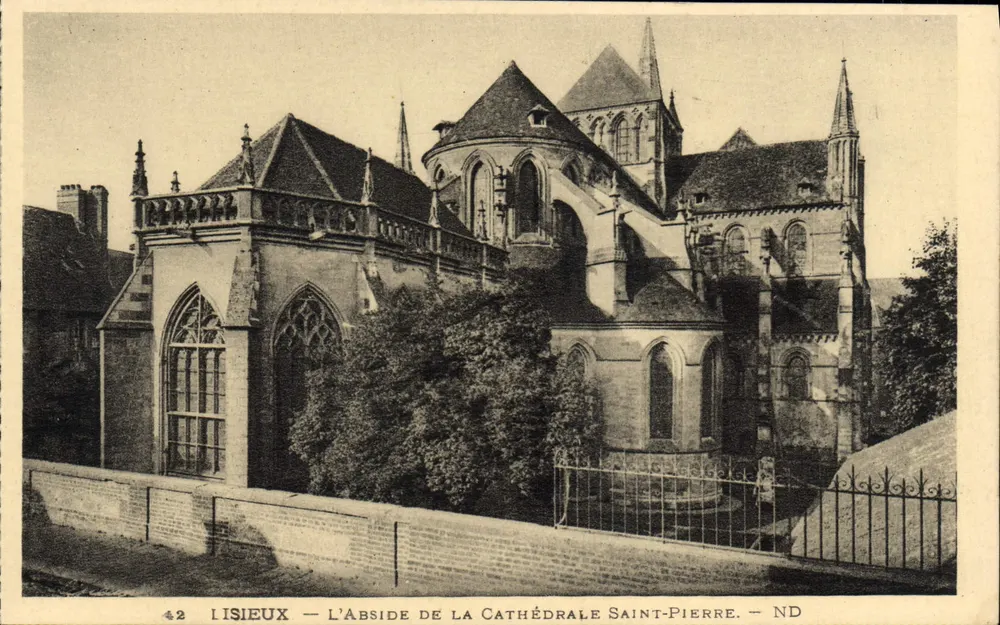 Lisieux — A Abside da Catedral de São Pedro — ND - Frente