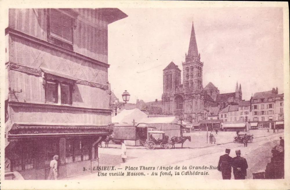 Lisieux — Place Thiers (Ecke der Grande-Rue) — Eine alte Haus, im Hintergrund die Kathedrale. — G. Arlouëd, Nantes - Vorderseite