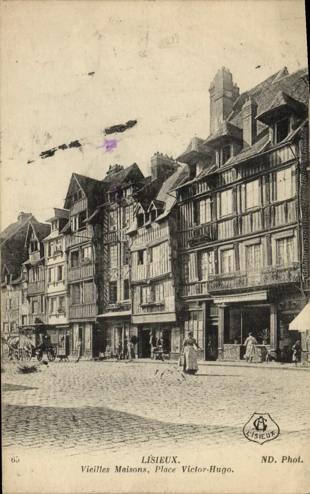 Liésieux — Alte Häuser, Place Victor-Hugo — ND. Foto von Liésieux - Vorderseite