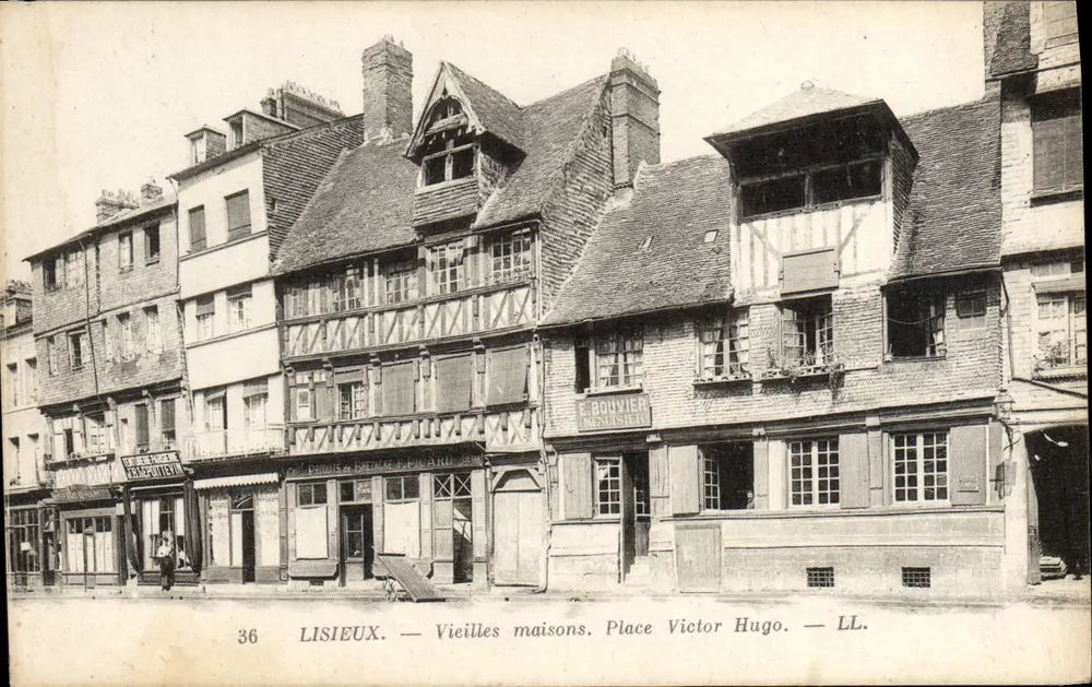 Lisieux — Velhas casas. Praça Victor Hugo — LL. - Frente