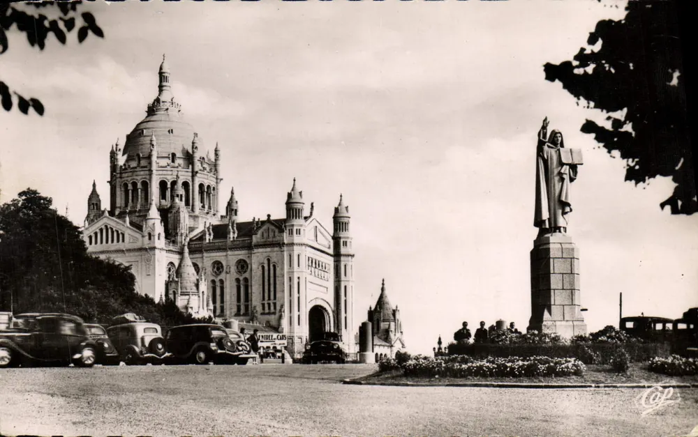 Lisieux — Basílica e Estátua de Santa Teresinha — Réal-Photo - Frente