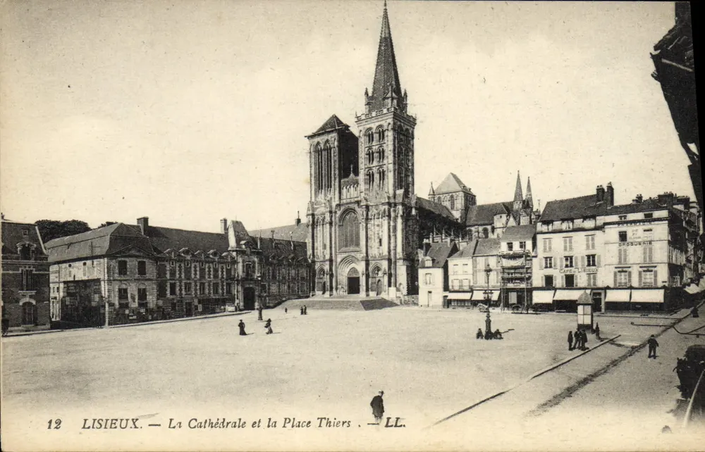 Lisieux — Die Kathedrale und die Place Thiers — LL. Nr. 12 - Vorderseite