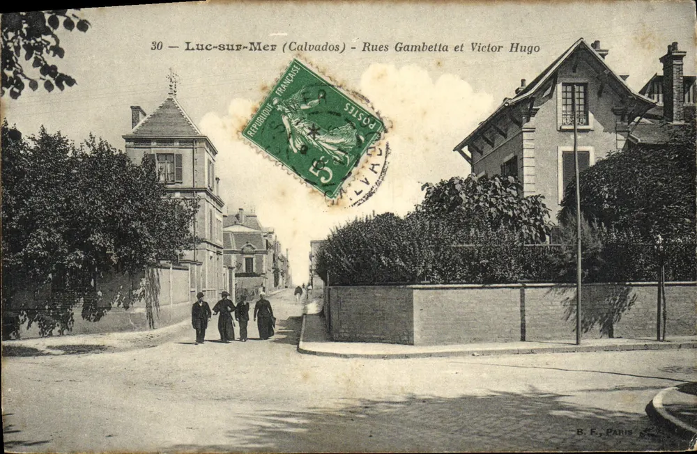Luc-sur-Mer (Calvados) — Rues Gambetta et Victor Hugo — B. F., Paris - Recto