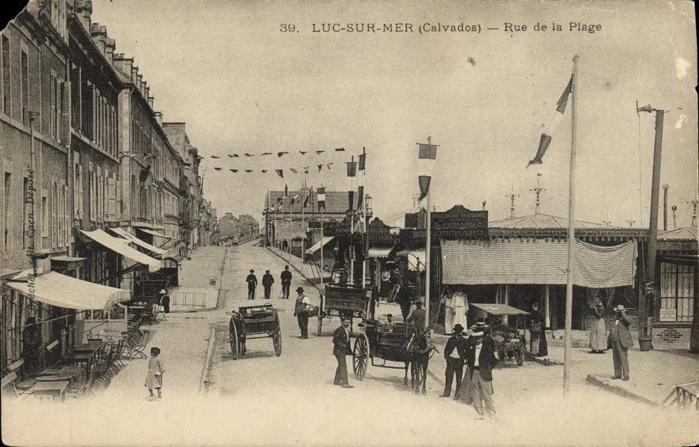 Luc-sur-Mer (Calvados) — Rue de la Plage, avec drapeaux et chariot à cheval — éditeur Carn Duples - Frente