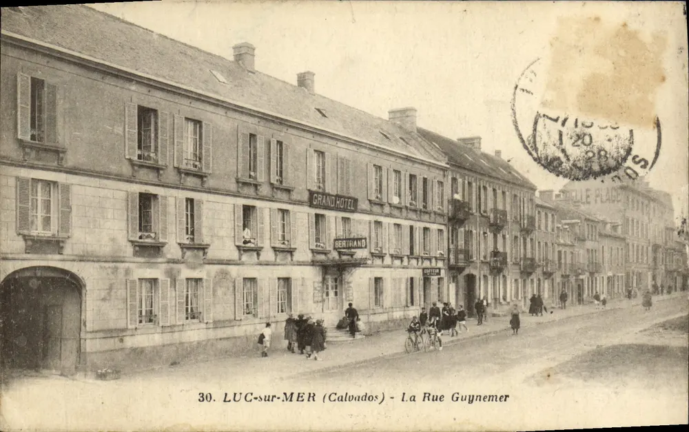 LUC-sur-MER (Calvados) - A Rue Guynemer - Grand Hotel Berthand - Frente