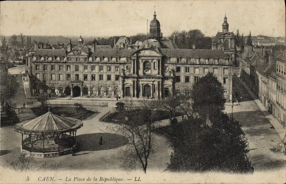 Caen — A Praça da República — LL - Frente
