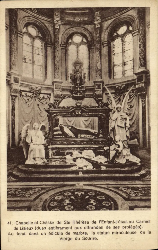 Kapelle und Reliquiar der hl. Thérèse des Kindes Jesu am Karthäuserkloster von Lisieux — Gebäude vollständig aus Marmor, wundersame Statue der Jungfrau des Lächelns im Hintergrund - Vorderseite