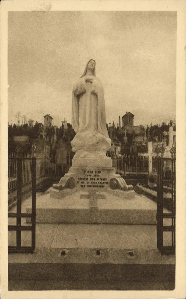 Statue der Jungfrau Maria — Totendenkmal — Friedhof der Carmeliter in Lisieux - Vorderseite