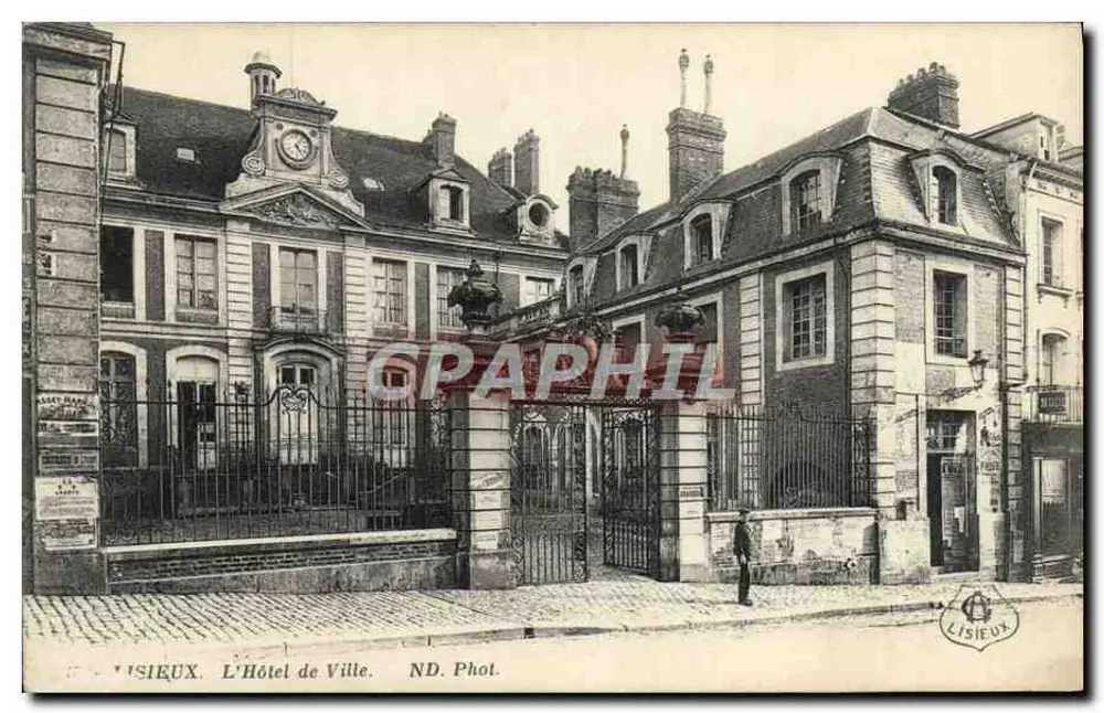 Lisieux. O Hotel de Ville — ND. Fot. - Frente