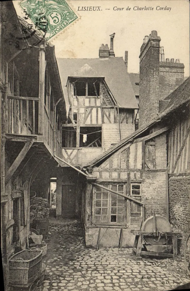 Lisieux — Cour de Charlotte Corday — NB Phor - Frente