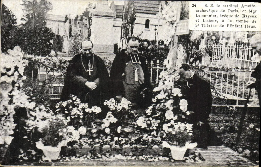 S.E. der Kardinal Amette, Erzbischof von Paris, und Mgr Lemonnier, Bischof von Bayeux und Lisieux, am Grab der Sr Thérèse de l'Enfant Jésus. - Vorderseite