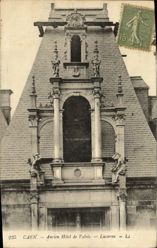 Caen — Ancien Hôtel de Valois — Lucarne — L1 - Vorderseite