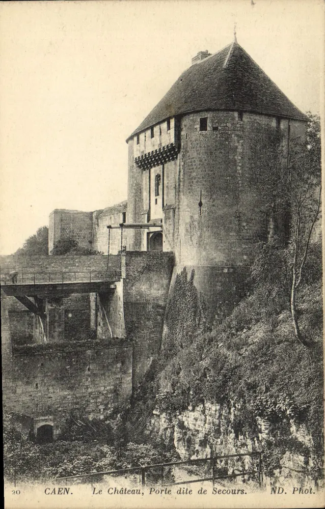 CAEN — O Castelo, Porta chamada de Secours — ND. Fot. - Frente