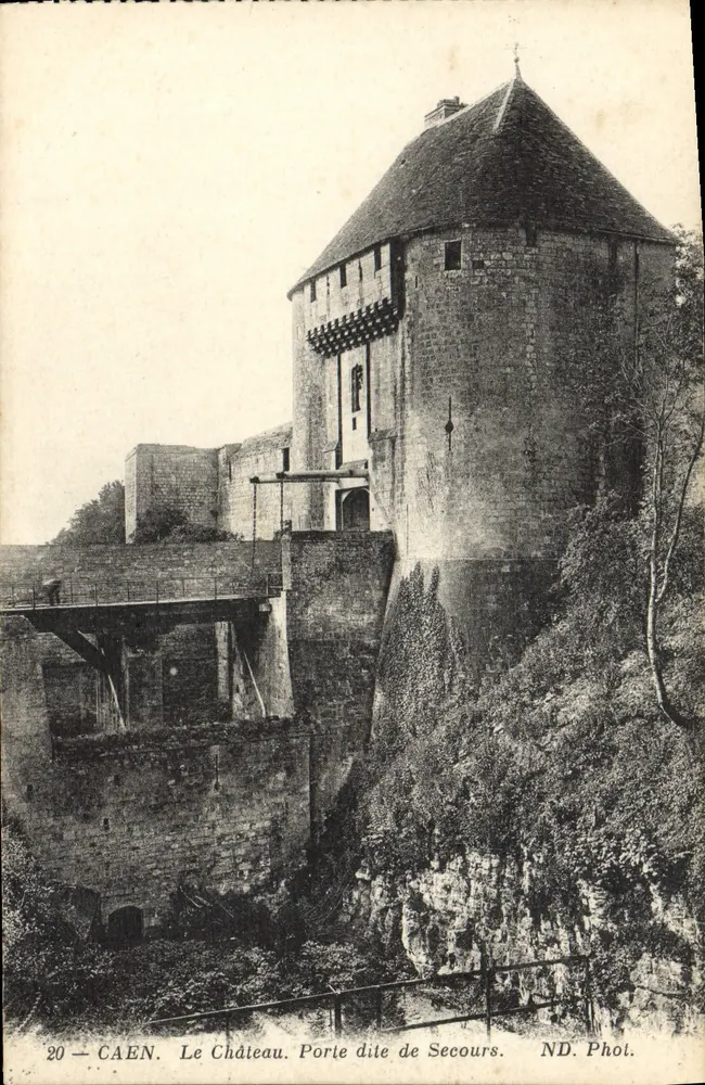 CAEN — O Castelo. Porta chamada de Secours — ND. Fot. - Frente