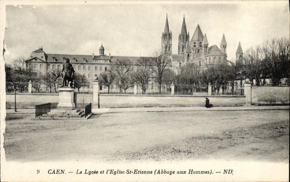 Caen — O Liceu e a Igreja de São Etienne (Abadia dos Homens) — ND - Frente