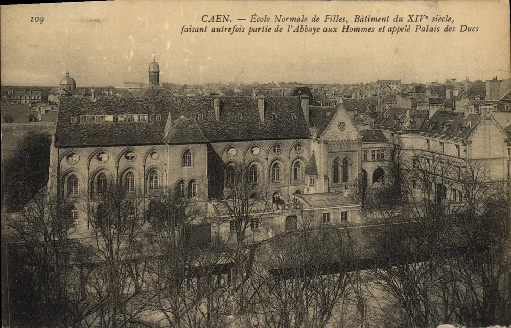 Caen — École Normale de Filles, Bâtiment du XIVe siècle, faisant autrefois partie de l'Abbaye aux Hommes et appelé Palais des Ducs - Frente