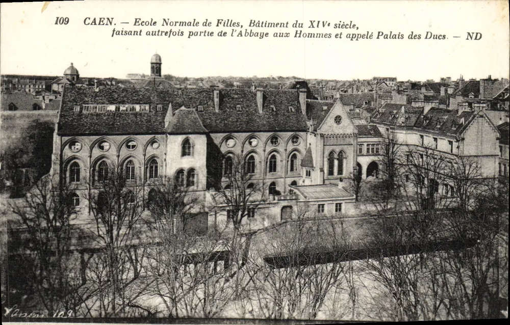Caen — Escola Normal de Meninas, Edifício do Século XIV, que outrora fazia parte da Abadia dos Homens e chamado Palácio dos Duques — ND - Frente