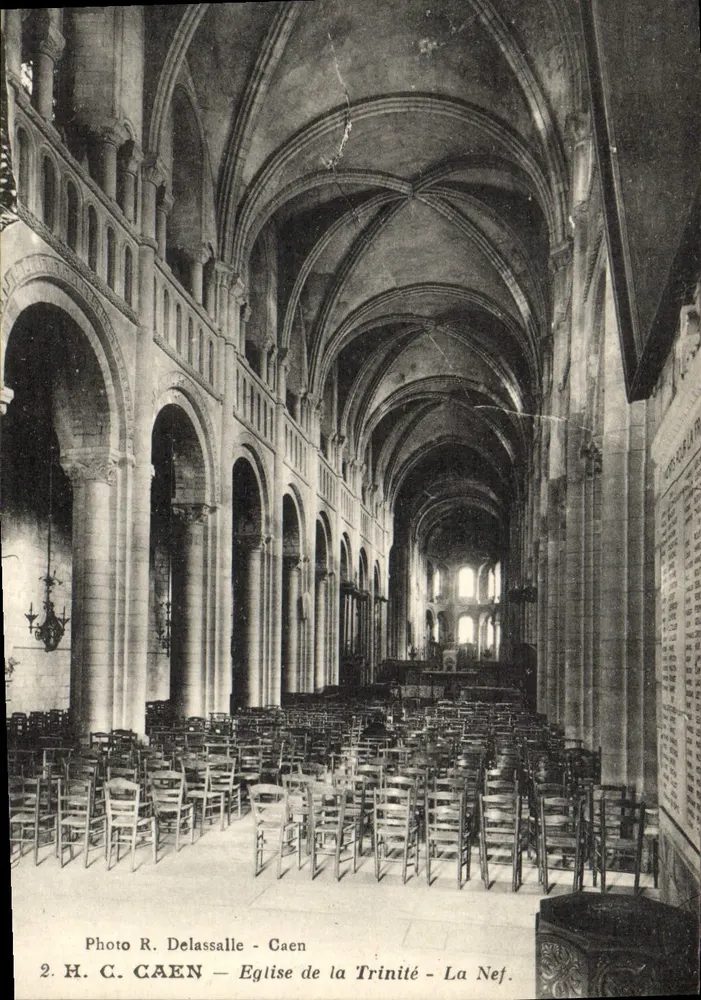 Igreja da Trindade - A Nave — Caen — Foto R. Delassalle - Frente