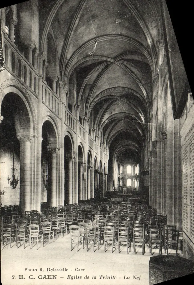 Caen — Igreja da Trindade — A Nave. Foto R. Delassalle - Caen. N°2 - Frente