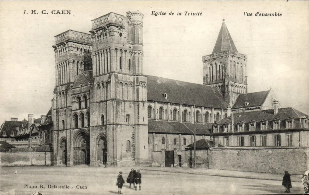 Igreja da Trindade - Caen — Vista geral — Foto R. Delassalle - Caen - Frente