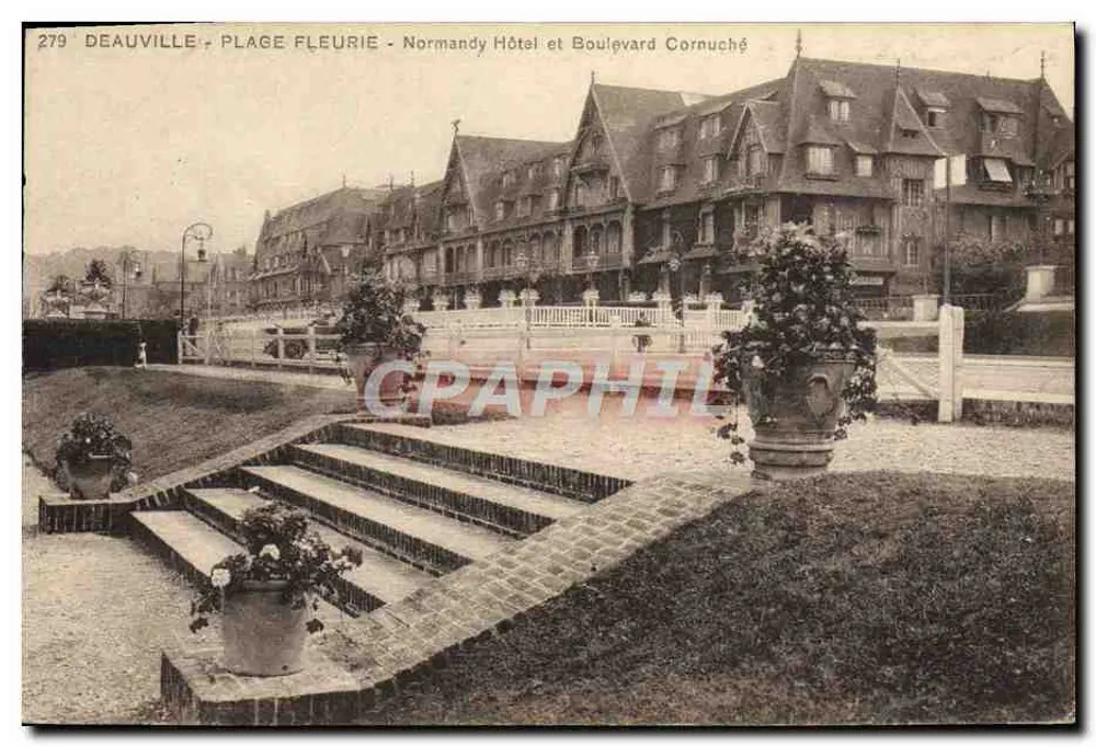 Deauville - Blühende Strandpromenade - Hotel Normandy und Boulevard Cornuché - Vorderseite