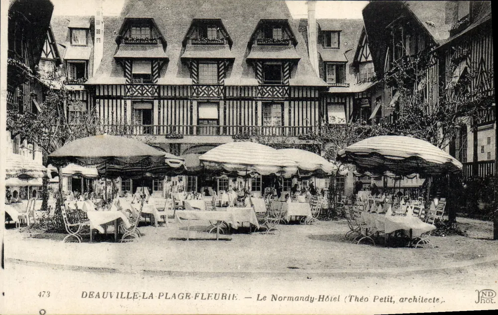 Deauville-La Plage-Fleurie — Das Normandy-Hotel (Théo Petit, Architekt) - Vorderseite
